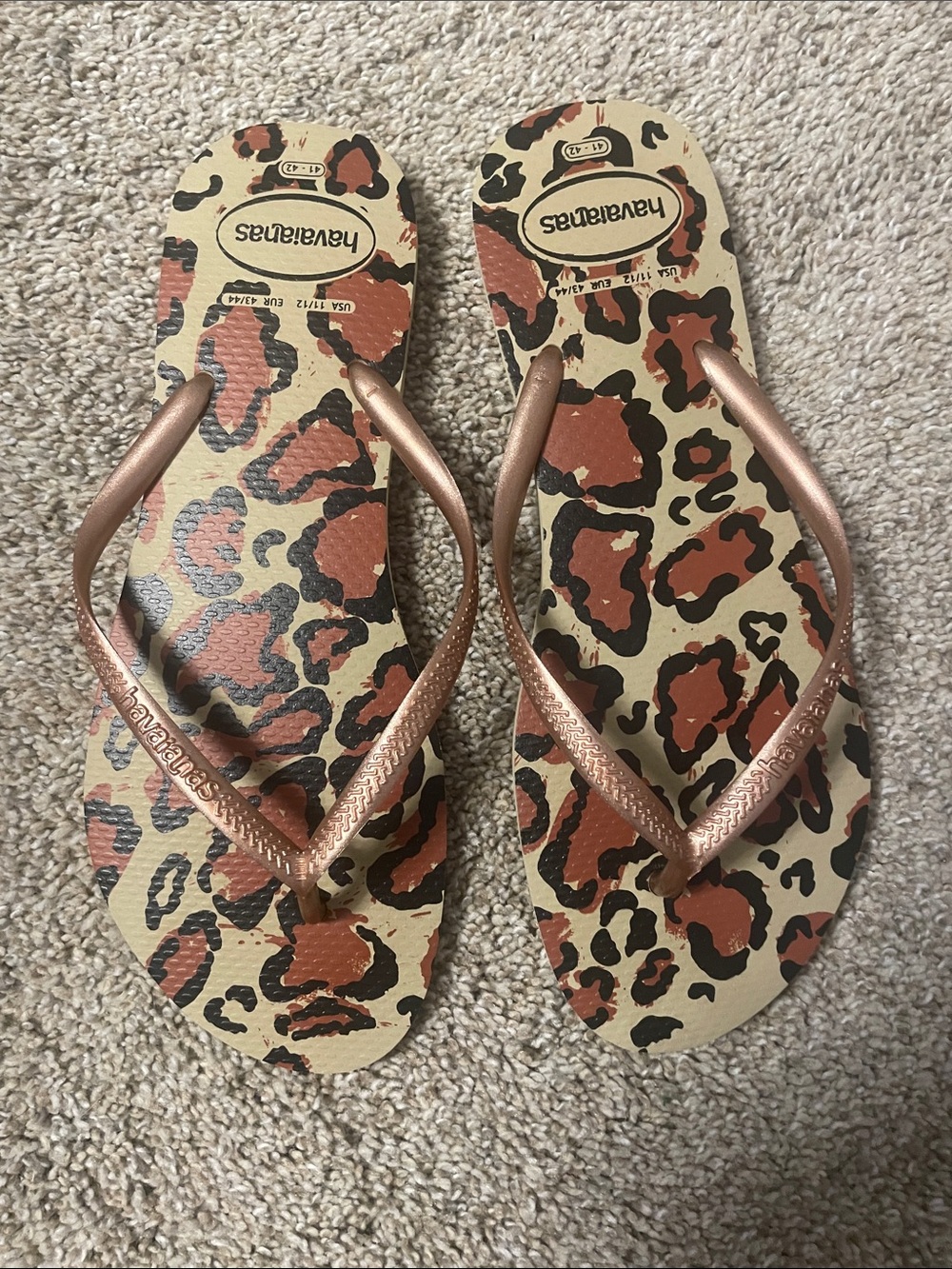 Leopard print Havaianas flip flops